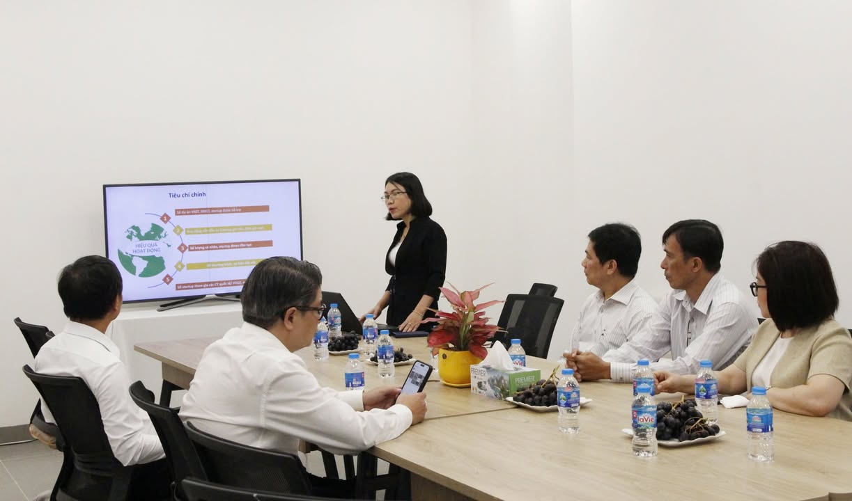 THỨ TRƯỞNG BỘ KHOA HỌC VÀ CÔNG NGHỆ THĂM TRUNG TÂM KHỞI NGHIỆP SÁNG TẠO TP.HCM (SIHUB)